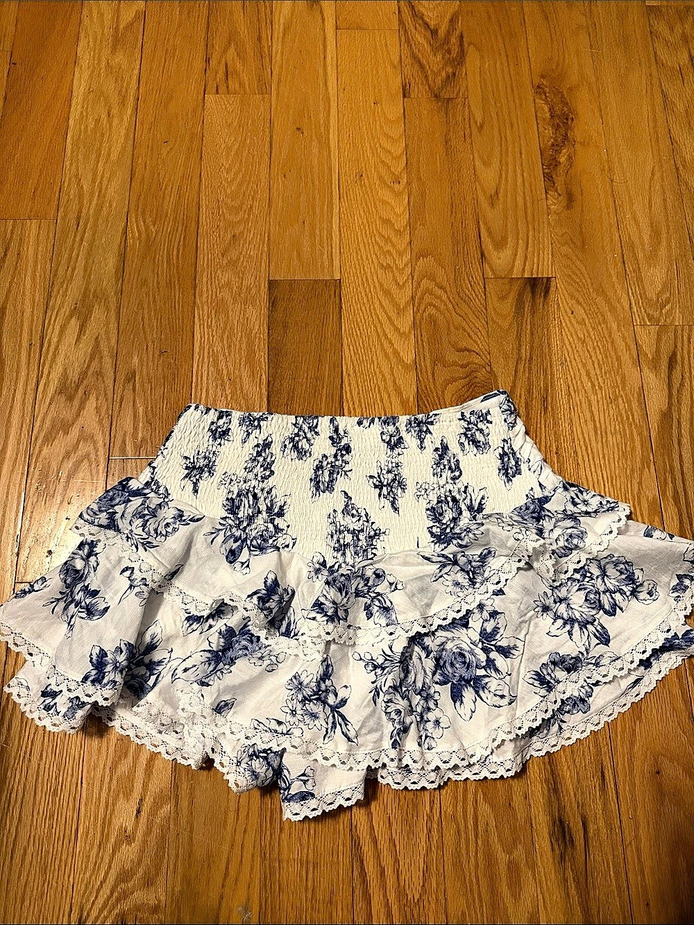 Vintage Shop Company Floral Mini Skirt in White & Blue Large